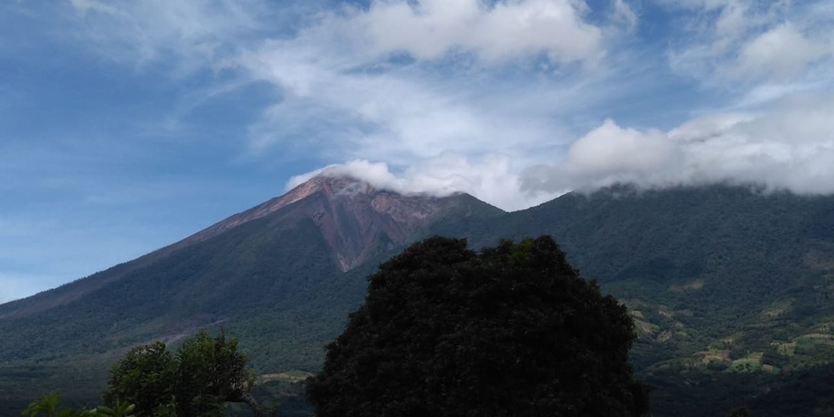 El volcán de Fuego incrementó su actividad esta mañana. (Foto Prensa Libre: Conred)