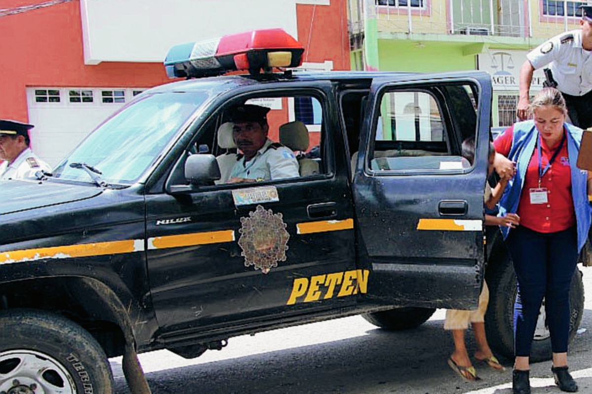 Autoridades pusieron a los menores a disposición del Juzgado de la Niñez. (Foto Prensa Libre: Rigoberto Escobar)