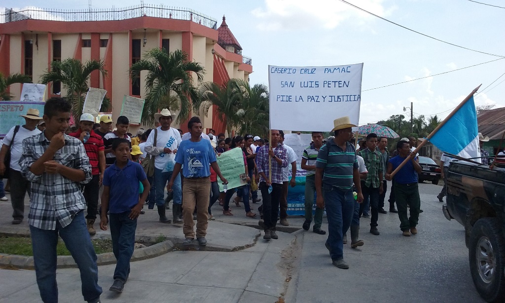 Vecinos de Melchor de Mencos, Petén, residentes en la línea de adyacencia, protestan por atropellos beliceños. (Foto Prensa Libre: Rigoberto Escobar)