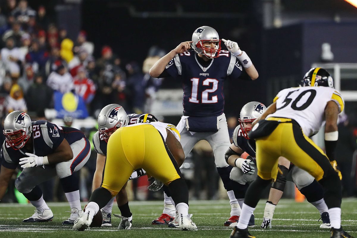 Tom Brady da instrucciones a sus compañeros durante una jugada frente a los Pittsburgh Steelers. (Foto Prensa Libre: AFP)
