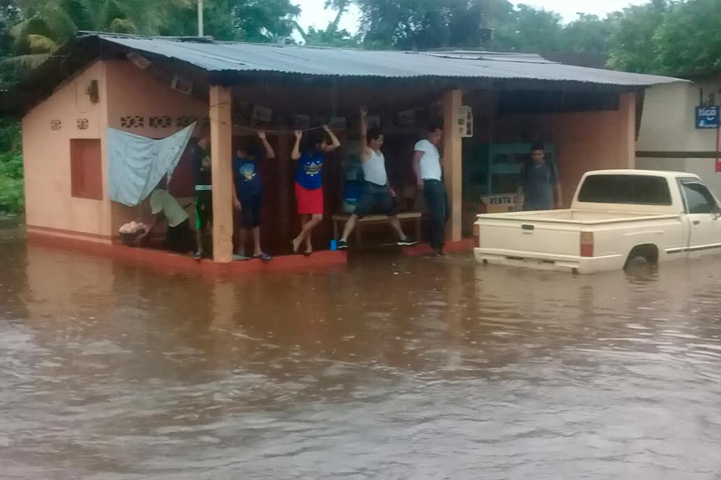 Varias viviendas de la comunidad El Caracol fueron inundadas por la crecida del caudal Petacalapa en San Marcos. (Foto Prensa Libre: Whitmer Barrera)