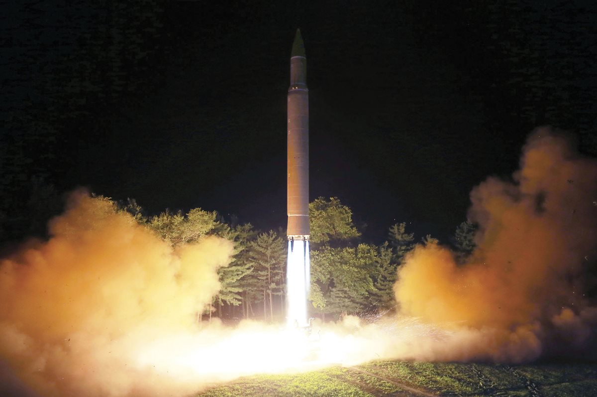 Lanzamiento de un misil balístico intercontinental Hwasong-14 en el noroeste de Corea del Norte.(Foto Prensa Libre: AFP).