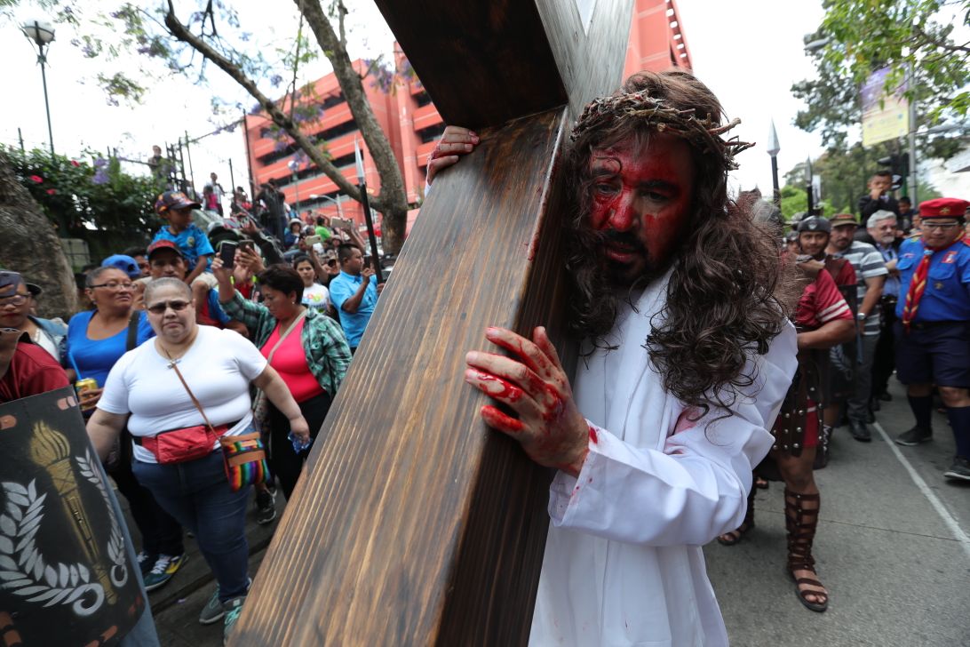 El presentador y actor de televisión Luis Garistú, es quien interpreta a Jesús. (Foto Prensa Libre: Estuardo Paredes)