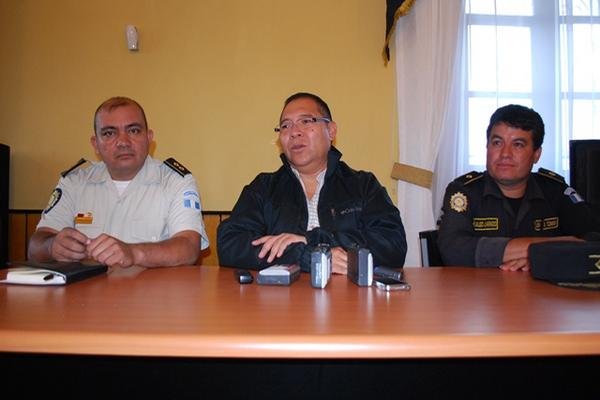 ComisarioRaúl Aldana Catalán; Rudy Cardona, gobernador departamental y el subcomisario Carmelino Hidalgo. (Foto Prensa Libre: Mike Castillo)