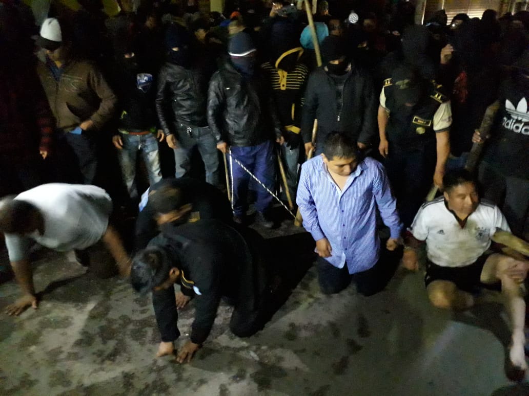 Los tres policías y los dos civiles permanecieron retenidos durante más de seis horas, en Tecpán Guatemala, Chimaltenango. (Foto Prensa Libre: Cortesía)