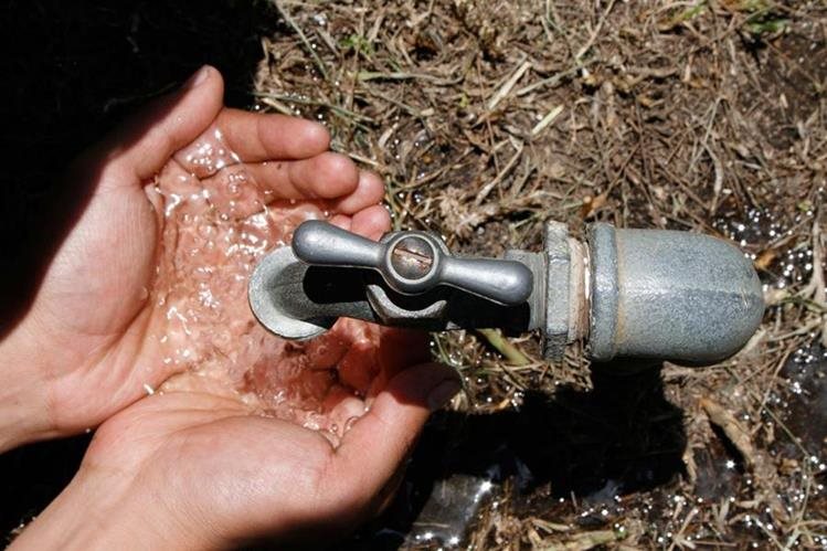 En la metrópoli se estima que unas 800 mil personas no tienen acceso o padecen de suspensión frecuente del suministro de agua entubada. (Foto Prensa Libre: Hemeroteca PL)