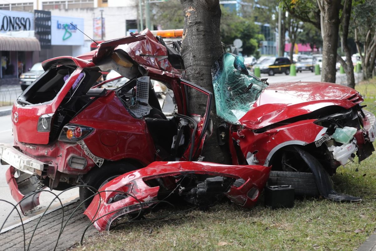 Vehículo quedó totalmente destruido. (Foto Prensa Libre: Erick Ávila)