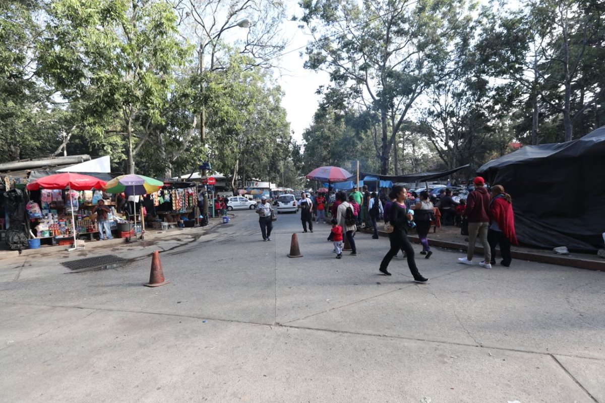 Comerciantes deben terminar su producto y luego retirarse de los alrededores del hospital. (Foto Prensa Libre: Érick Ávila).
