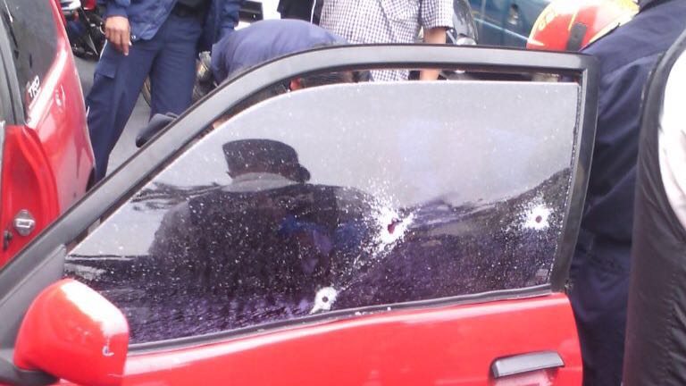 Un auditor quedó gravemente herido luego de ser víctima de un ataque armado en la zona 10 capitalina. (Foto Prensa Libre: Bomberos Municipales)