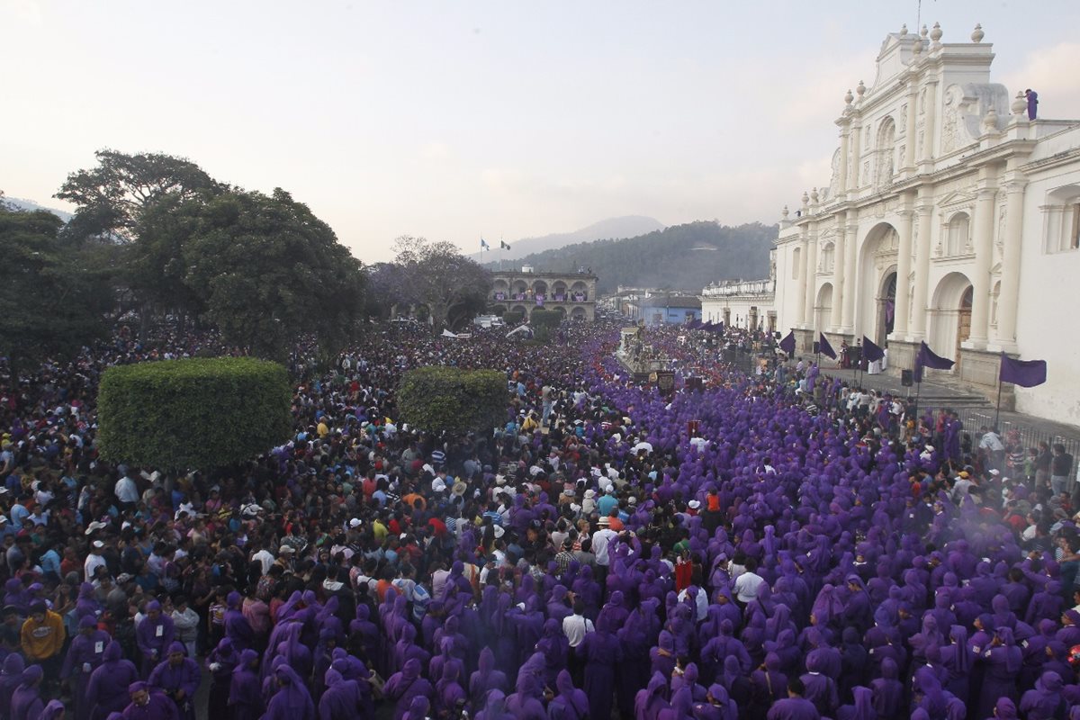 Miles de personas acompañan la Procesión de Jesús Nazareno de la Caída en Antigua Guatemala, en abril de 2017. (Foto: Hemeroteca PL/Óscar Rivas).