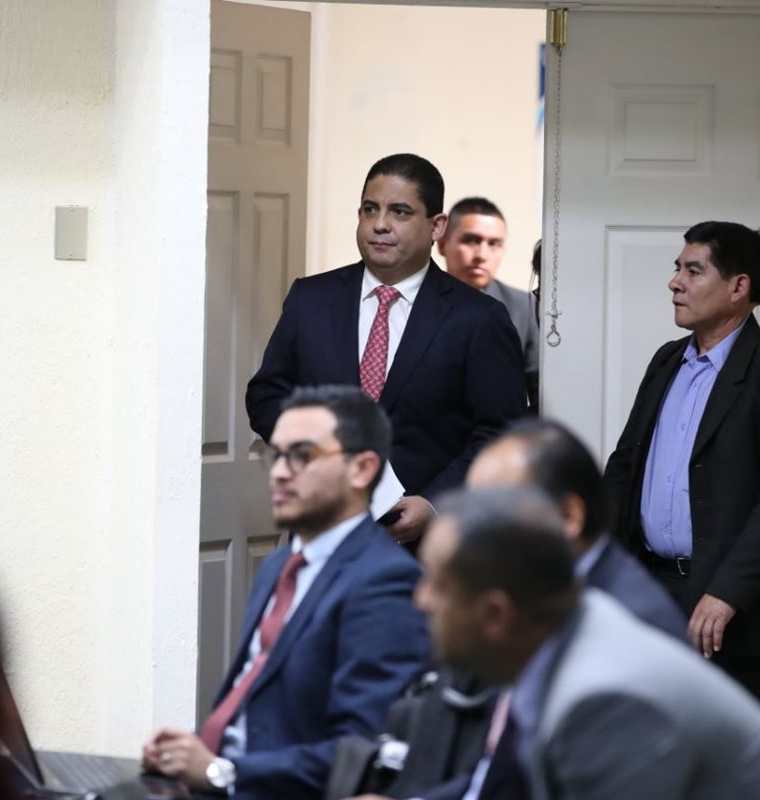 Juan Carlos Monzón ingresa a la sala para continuar con su declaración en el caso Cooptación del Estado. (Foto Prensa Libre: Paulo Raquec)