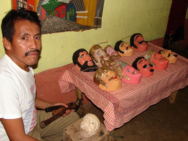 Miguel Macario junto a varias de sus obras de madera cedro. (Foto Prensa Libre: Cristian I. Soto)