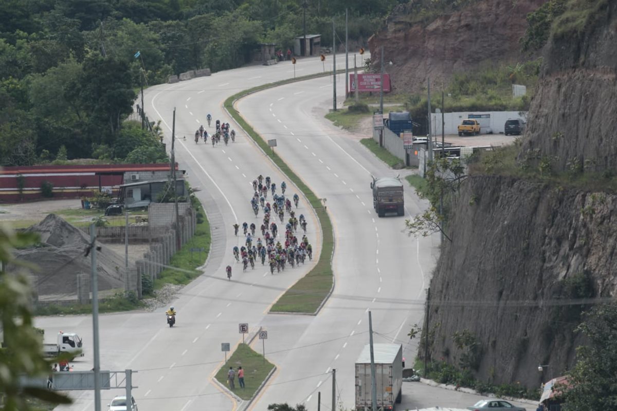 El paso de la caravana por San Antonio La Paz. (Foto Prensa Libre: Norvin Mendoza)