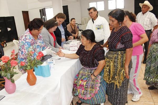 una residente    de San Andrés Itzapa se  hace un  examen  para determinar su nivel de glucosa.