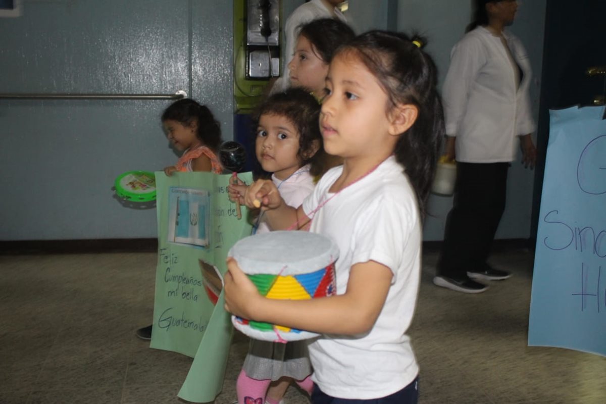 Los instrumentos musicales que los niños portaban, fueron donación de los empleos del hospital. (Foto Prensa Libre: Hospital San Juan de Dios)