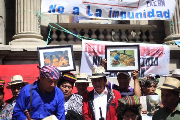 Manifiestan afuera del congreso para dar marcha atrás a punto resolutivo sobre genocidio (Foto Prensa Libre: E. Bercián)<br _mce_bogus="1"/>