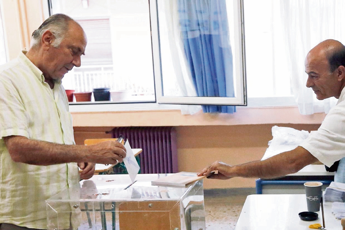 Griegos durante la votación del referendo del domingo, en que triunfó el “No”. (Foto Prensa Libre: EFE)