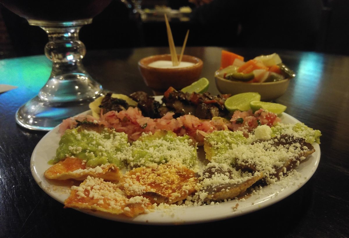 Las tostaditas con picante en escabeche son tradicionales en el bar El Portalito. Foto Prensa Libre: Roberto Villalobos Viato.