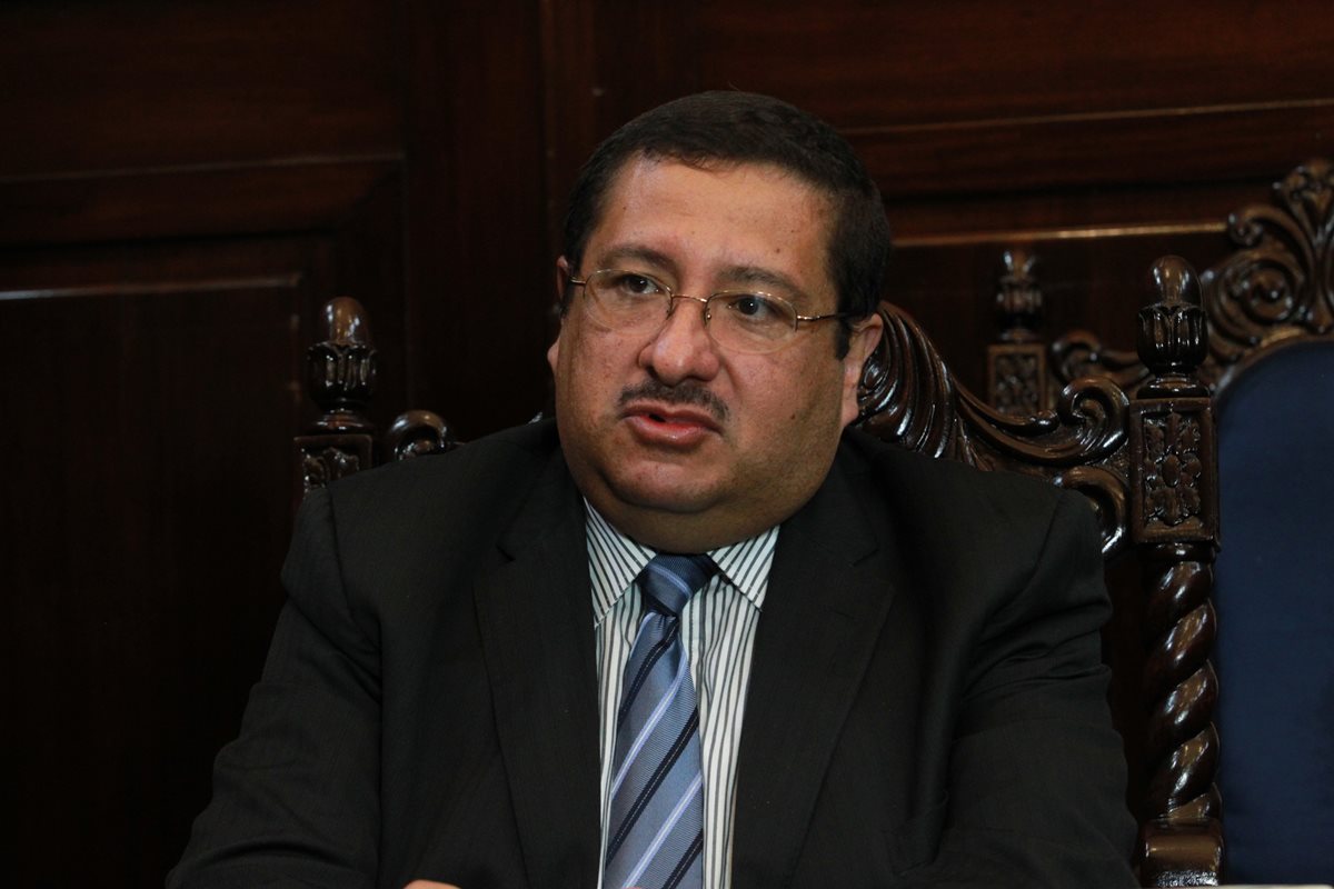 Dorval Carías, ministro de Finanzas, expuso que buscan los mecanismos para cumplir con el pago del servicio de la deuda.