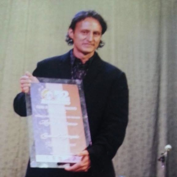 Emerson Marroquín al recibir un reconocimiento en 1996, cuando fue campeón con Xelajú MC. (Foto Prensa Libre: Facebook).