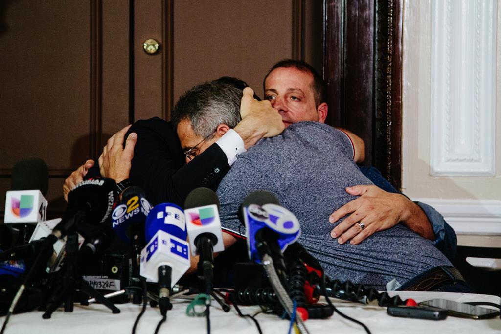 Los sobrevivientes se abrazan luego de la lectura de la carta. (Foto Prensa Libre: EFE)