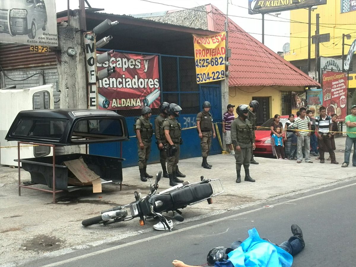 Un presunto delincuente muerto y otro herido reportan en la calzada Roosevelt los cuerpos de socorro. (Foto Prensa Libre: E. Ávila)