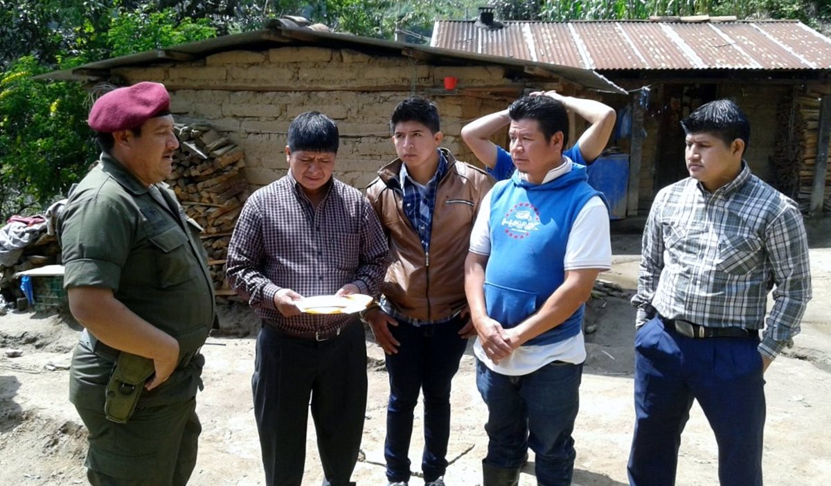 Familiares de las niñas Silvia y Tomasa Isabel Ic Perebal reciben donativo económico en Chichicastenango, Quiché. (Foto Prensa Libre: Óscar Figueroa)