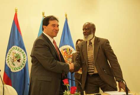 EL CANCILLER Harold Caballeros saluda a su homólogo de Belice, Wilfred Elrington, después de haberse reunido  con el secretario general de la OEA, José Miguel Insulza.