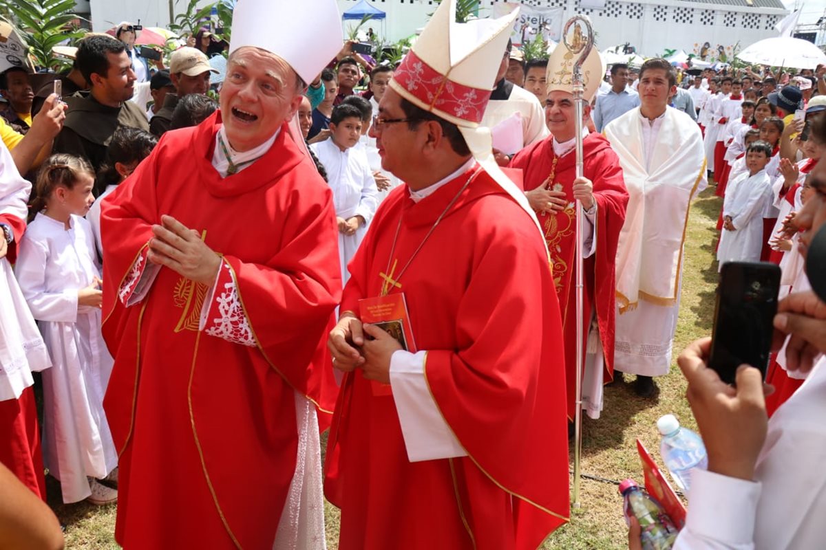 En el lugar también estuvo presente Nicolás Thevenin, Nuncio Apostólico, representante del Vaticano en Guatemala.