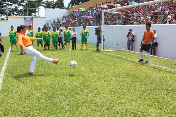La vicepresidenta inauguró un estadio de futbol en Zunilito, Suchitepéquez. (Foto Prensa Libre: Danilo López)<br _mce_bogus="1"/>