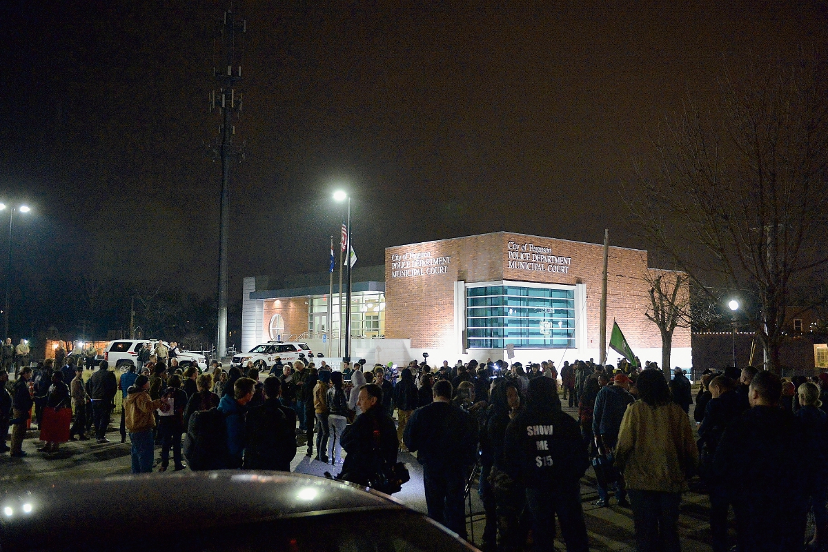 Decenas de  manifestantes  protestan frente al Departamento de Policía de Ferguson, en Missouri. (Foto Prensa Libre: AFP)