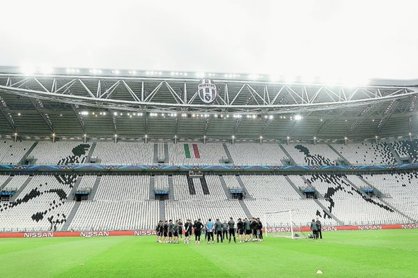 Los jugadores del Real Madrid realizaron ayer el reconocimiento de cancha en el estadio Juventus. (Foto Prensa Libre: AP).
