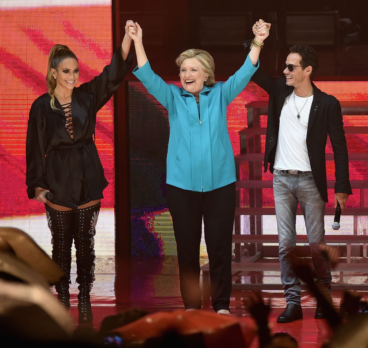 Jennifer Lopez, Hillary Clinton y Marc Anthony, en un concierto en Miami, Florida. (Foto Prensa Libre: AFP)