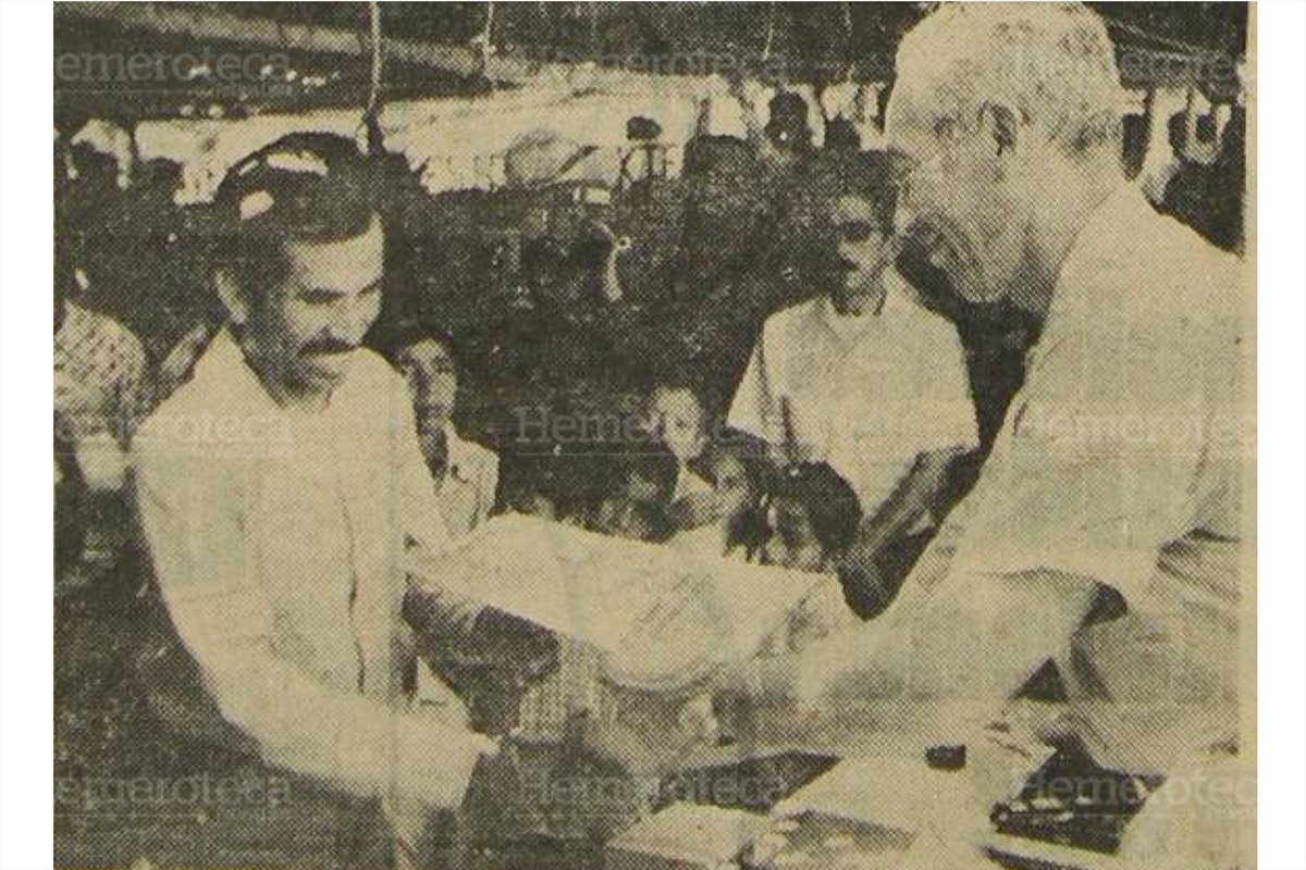 Kjell Laugerud -derecha- creó el Comité de Reconstrucción Nacional en marzo de 1976. (Foto: Hemeroteca PL)