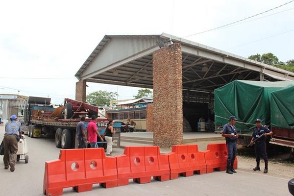 La aduana de Melchor de Mencos, Petén, funciona de 6 a 21 horas. (Foto Prensa Libre: Rigoberto Escobar)