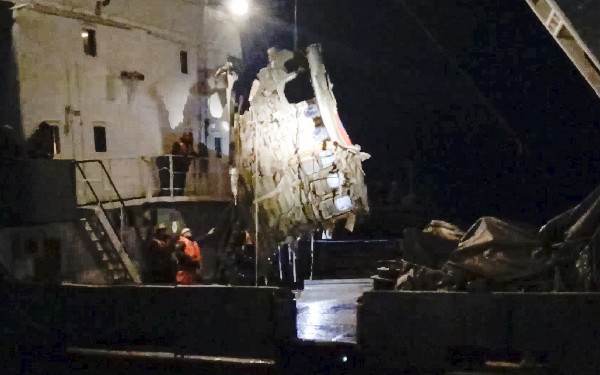 Rescatistas recuperan partes del avión ruso en el mar Negro. (Foto Prensa Libre: AFP)