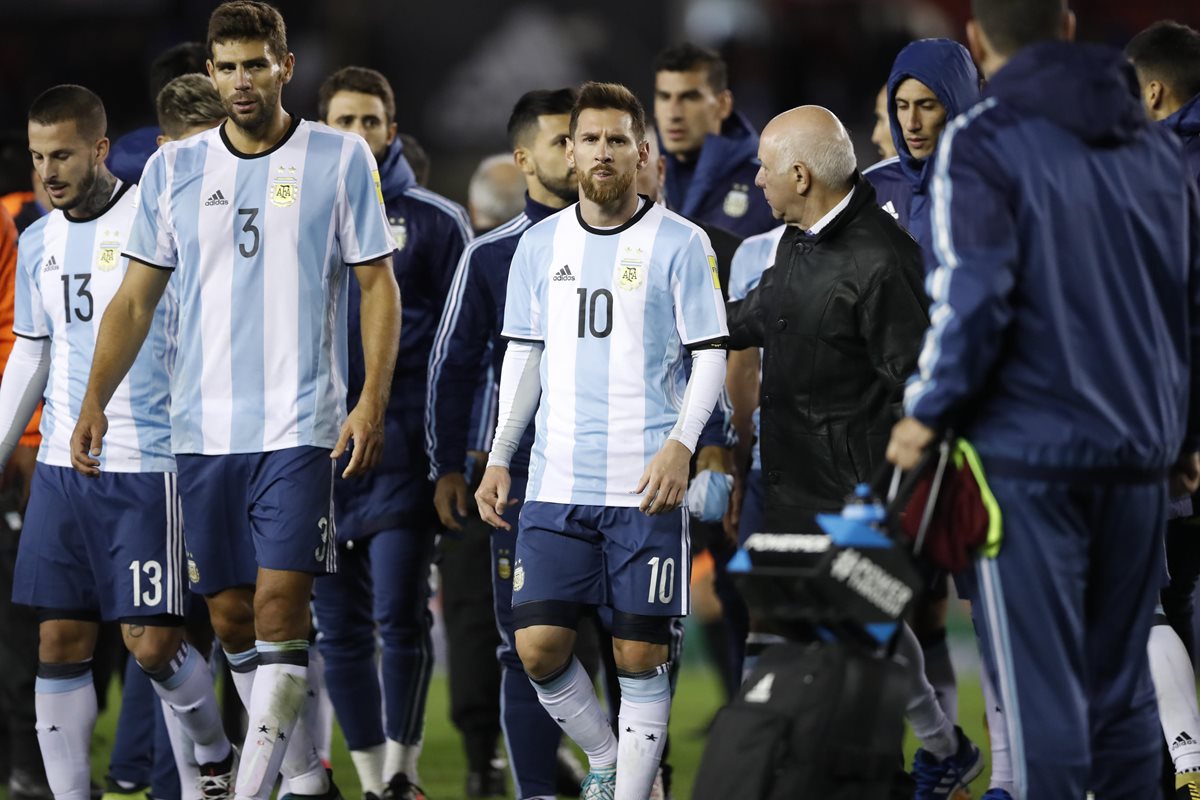 El capitán de la Selección Argentina, Lionel Messi (10), sale desconsolado junto a sus compañeros después del empate contra Venezuela. (Foto Prensa Libre: EFE)