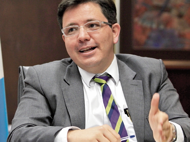 El ministro de Finanzas explicó posible destino del crédito. (Foto Prensa Libre: Carlos Hernández)