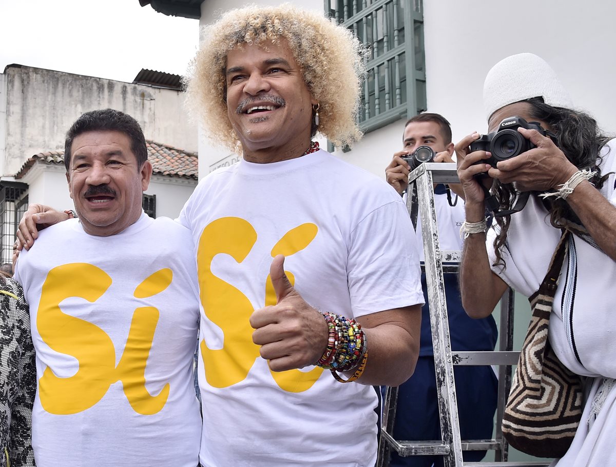 El boxeador Miguel "Happy" Lora y Carlos Valderrama apoyan la paz en Colombia. (Foto Prensa Libre: AFP)