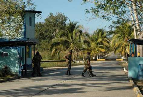Ingreso al Comando Aéreo en Petén, donde ocurrió el robo de granadas. (Foto Prensa Libre: Archivo)