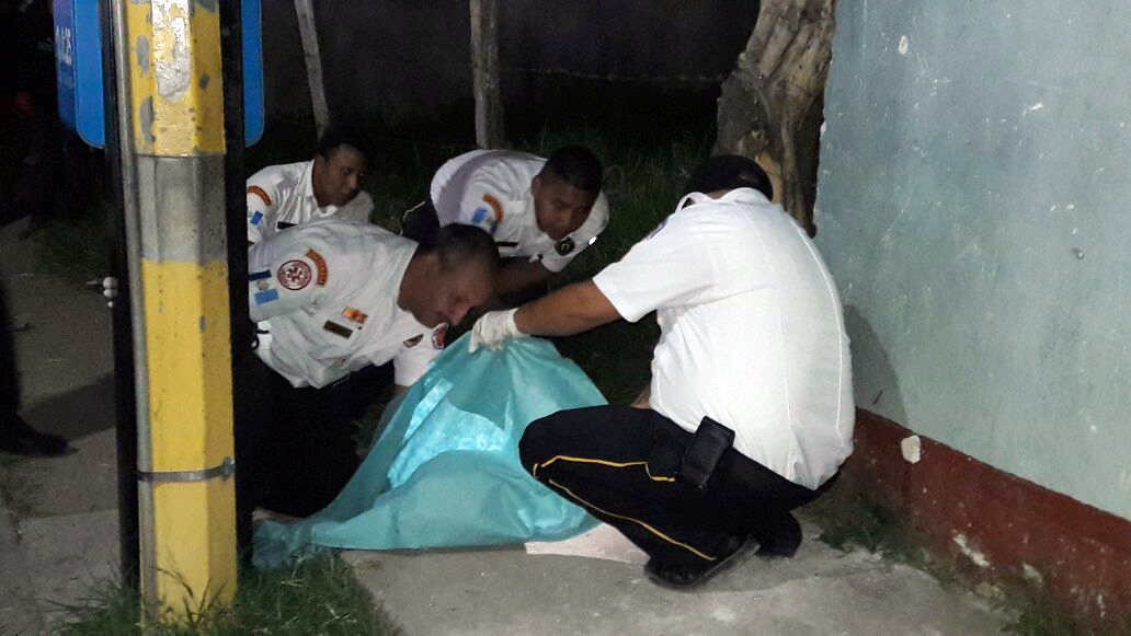 Bomberos Voluntarios cubren el cuerpo sin vida del reconocido catedrático jalapaneco. (Foto Prensa Libre: Hugo Oliva)