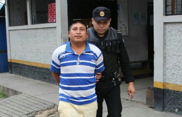 Abraham Molina fue detenido cuando transportaba 30 libras de marihuana en un costal. (Foto Prensa Libre: Gobernación)