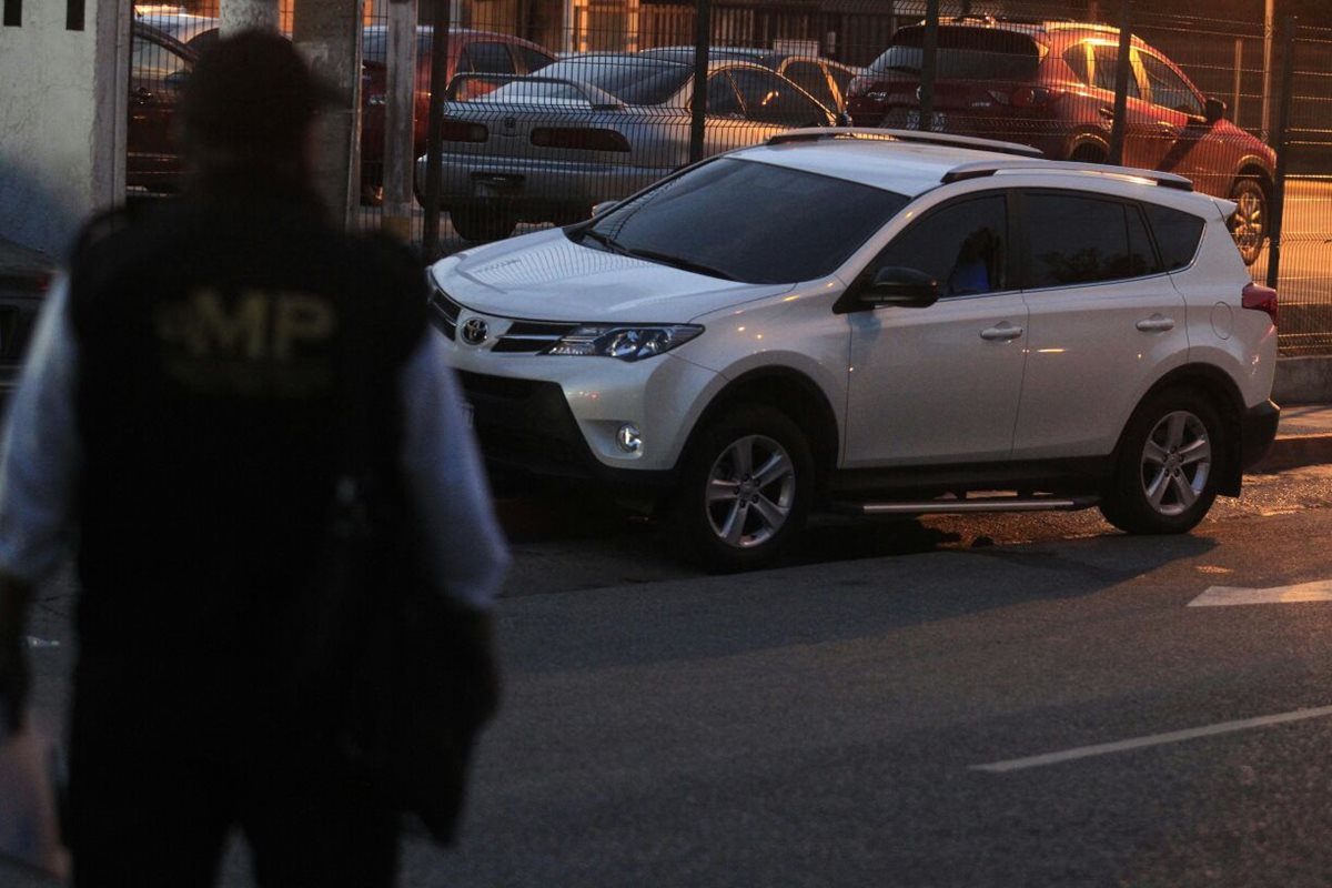 Camioneta que conducía la mujer asesinada en zona 2. (Foto Prensa Libre: Carlos Hernández.)