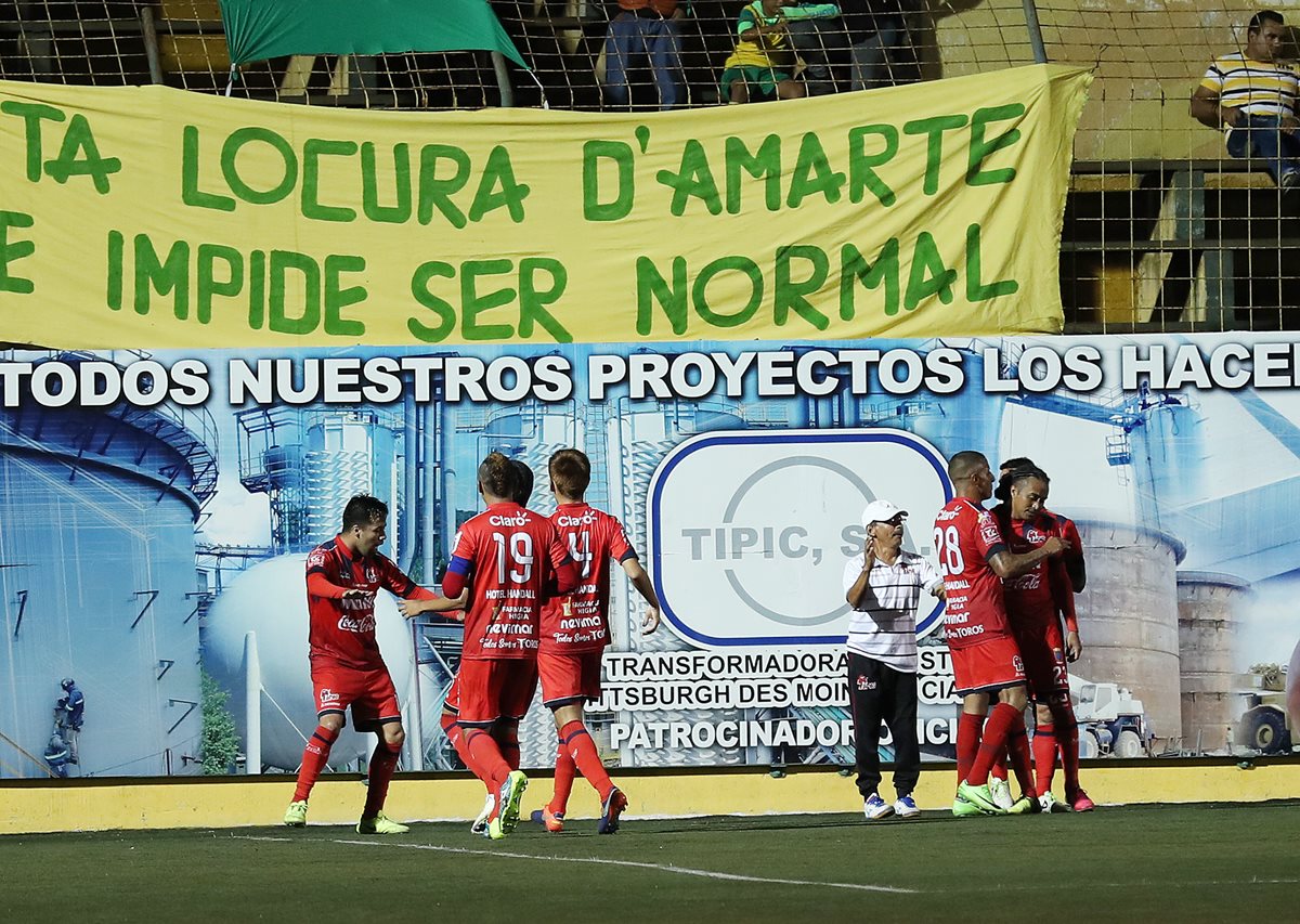 Los jugadores de Malacateco celebran el gol que significó la victoria 1-0 frente al Deportivo Petapa. (Foto Prensa Libre: Edwin Fajardo)