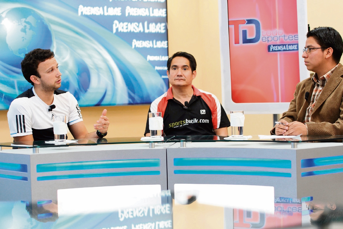 KEVIN CORDÓN —izquierda—, badmintonista guatemalteco, y su entrenador, José María Solís —centro—, en el programa Tododeportes La Entrevista, junto al periodista Eduardo González.