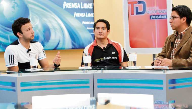 KEVIN CORDÓN —izquierda—, badmintonista guatemalteco, y su entrenador, José María Solís —centro—, en el programa Tododeportes La Entrevista, junto al periodista Eduardo González.