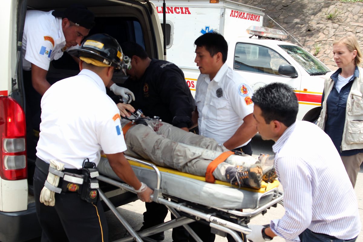 El médico Josep Plank es trasladado por Bomberos Voluntarios a un centro asistencial en Santa María de Jesús, Sacatepéquez. (Foto Prensa Libre: Renato Melgar)
