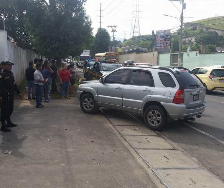 Este vehículo tipo agrícola fue abandonado por sospechosos del ataque en Villa Nueva. (Foto Prensa Libre: Bomberos Voluntarios)