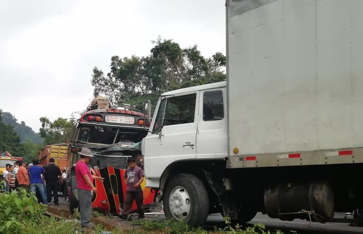 Accidente entre autobús y camión causó 19 heridos entre Reu y Xela. (Foto Prensa Libre: Cortesía Cruz Roja)