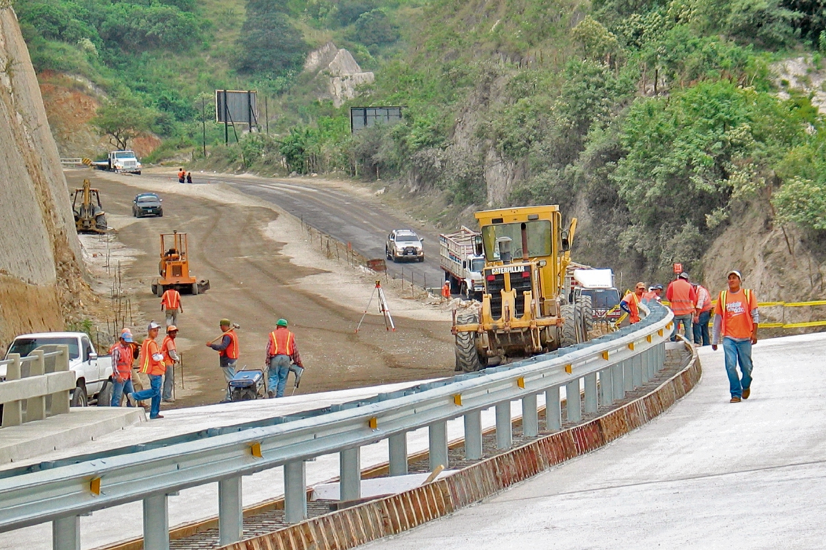 Del Tributo a la distribución de combustibles (gasolina regular y superior, así como diésel) se destina Q1 por galón para mantenimiento de la red vial. (Foto Prensa Libre Carlos Sebastian)